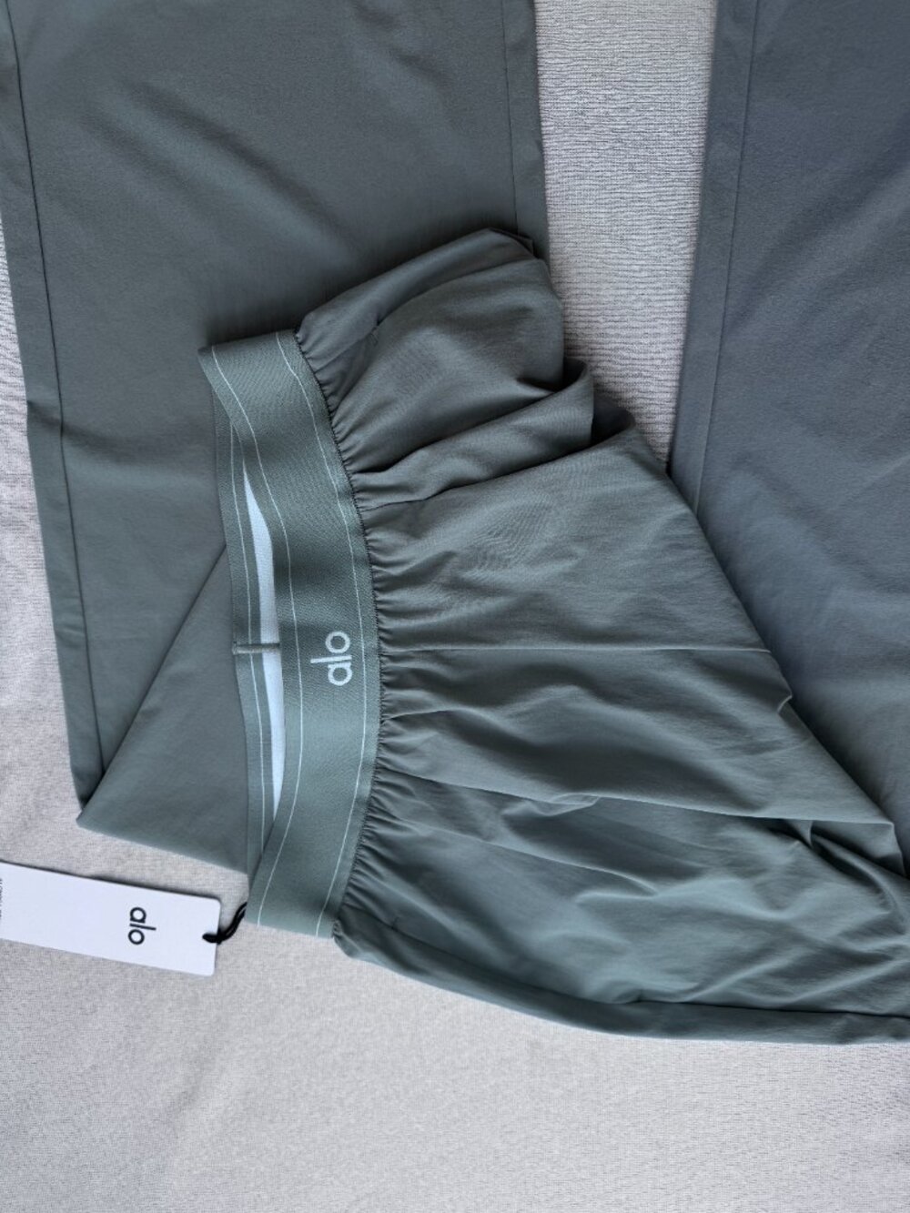 NWT🥳 ALO Yoga Steel Grey Wide Leg Pants ✨ (Regular Length) Soft Neutral - Picture 4 of 8